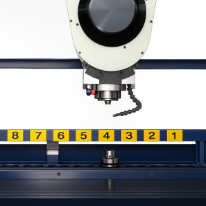 Magazie automată de scule cu 24–36 de poziții, proiectată pentru schimb rapid și fiabil al sculelor, optimizând timpii morți și asigurând flexibilitate maximă în prelucrările complexe.